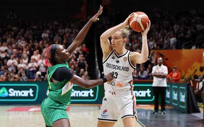 Maimouna Haidara, Leonie Fiebich am Ball Zweikampf Spielszene Aktion Basketball FIBA World Cup Weltmeisterschaft Frauen WM Saison 2026 2027 07.09.2026 DBB Deutschland GER vs Mali