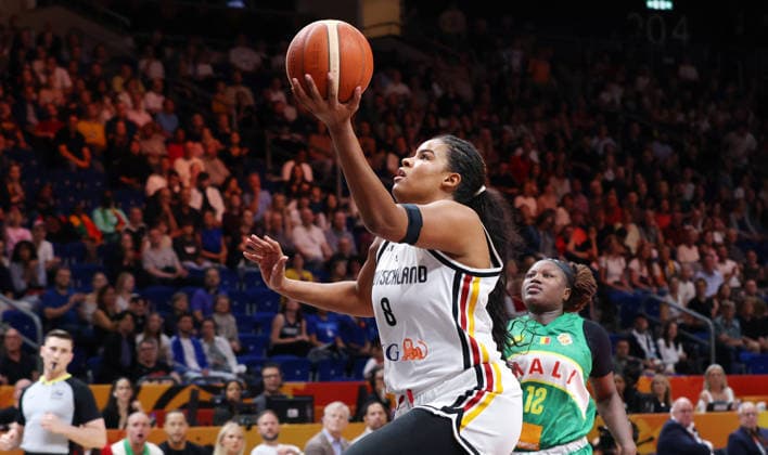 Nyara Sabally zieht zum Korb, Alima Dembele Zweikampf Spielszene Aktion Basketball FIBA World Cup Weltmeisterschaft Frauen WM Saison 2026 2027 07.09.2026 DBB Deutschland GER vs Mali