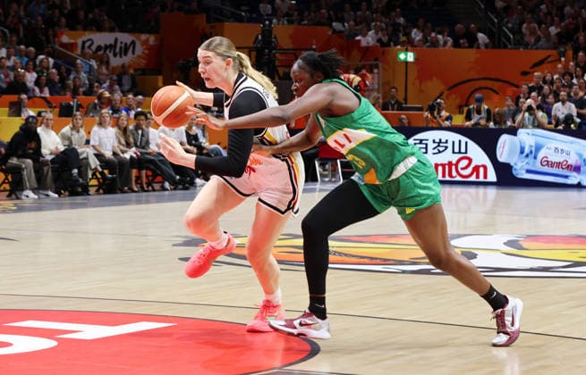 Luisa Geiselsöder am Ball, Sika Kone Zweikampf Spielszene Aktion Basketball FIBA World Cup Weltmeisterschaft Frauen WM Saison 2026 2027 07.09.2026 DBB Deutschland GER vs Mali