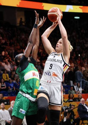 Maimouna Haidara, Emma Eichmeyer am Ball Zweikampf Spielszene Aktion Basketball FIBA World Cup Weltmeisterschaft Frauen WM Saison 2026 2027 07.09.2026 DBB Deutschland GER vs Mali