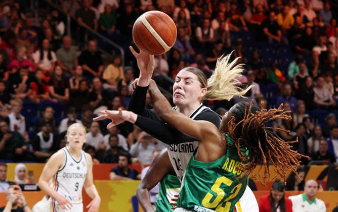 Luisa Geiselsöder am Ball, Rokia Doumbia Zweikampf Spielszene Aktion Basketball FIBA World Cup Weltmeisterschaft Frauen WM Saison 2026 2027 07.09.2026 DBB Deutschland GER vs Mali
