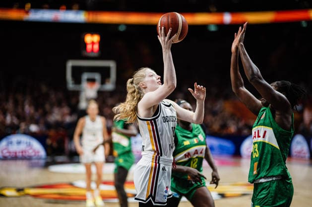 FIBA Women™s Basketball World Cup 2026: Deutschland vs. Mali, 07.09.2026 Frieda Buhner (Deutschland, 20) wirft, daneben Sika Kone (Mali, 23); Basketball, FIBA Women™s Basketball World Cup 2026, Gruppenphase, Gruppe A, 3. Spieltag: Deutschland vs. Mali am 07.09.2026 in der Uber Arena, Berlin Copyright: xBEAUTIFULxSPORTS Tonhäuserx