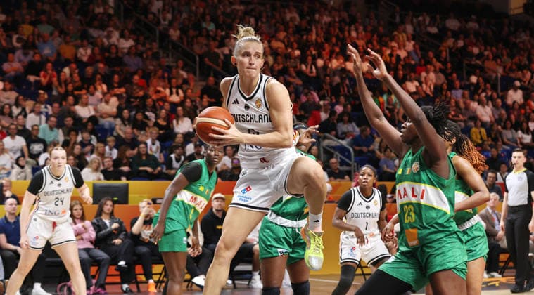 Leonie Fiebich holt den Rebound, Sika Kone Zweikampf Spielszene Aktion Basketball FIBA World Cup Weltmeisterschaft Frauen WM Saison 2026 2027 07.09.2026 DBB Deutschland GER vs Mali