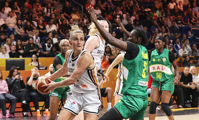 Leonie Fiebich am Ball, Aminata Sangare Zweikampf Spielszene Aktion Basketball FIBA World Cup Weltmeisterschaft Frauen WM Saison 2026 2027 07.09.2026 DBB Deutschland GER vs Mali