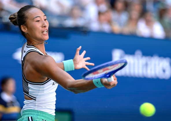 US Open tennis tournament - Day 9 Qinwen Zheng of China in action against Iga Swiatek of Poland during the Women s Singles round 4 of the US Open Tennis Championships at the USTA Billie Jean King National Tennis Center in Flushing Meadows, New York, USA, 07 September 2026. The 2026 US Open tournament runs from 23 August through 13 September. FLUSHING MEADOWS NEW YORK United States  Copyright: xCRISTOBALxHERRERA-ULASHKEVICHx