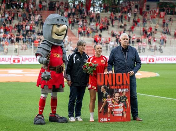 Fußball, Frauen, Saison 2026 2027, Google Pixel Frauen-Bundesliga (3. Spieltag), 1. FC Union Berlin - Eintracht Frankfurt, v. l. vor dem Spiel wurde Lisa Heiseler (1. Frauen 1. FC Union) als Union-Fußballerin des Jahres der Saison 2025 26 geehrt, v. l. Maskottchen Ritter Keule (1. FC Union), Jennifer Zietz (Geschäftsführerin Profifußball Frauen 1. FC Union Berlin), Lisa Heiseler (1. Frauen 1. FC Union), Präsident Dirk Zingler (1. FC Union), 07.09.2026, *** Soccer, Women s, 2026–2027 Season, Google Pixel Women’s Bundesliga Matchday 3, 1. FC Union Berlin vs. Eintracht Frankfurt; from left: Before the game, Lisa Heiseler of 1. FC Union’s women’s team was honored as Union’s Female Player of the Year for the 2025–26 season; from left: 1. FC Union mascot Ritter Keule, Jennifer Zietz, Managing Director of Women’s Professional Soccer at 1. FC Union Berlin, Lisa Heiseler of 1. FC Union’s women’s team, President Dirk Zingler of 1. FC Union, September 7, 2026, Copyright: xMatthiasxKochx