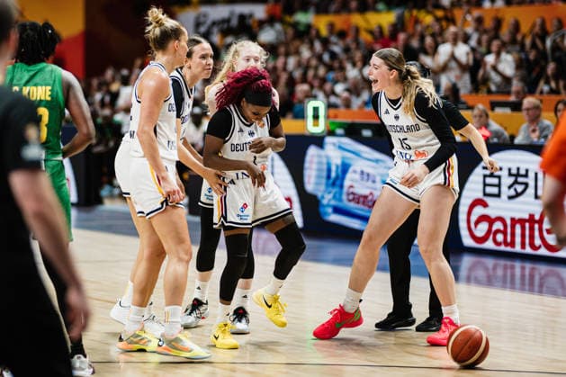 FIBA Women™s Basketball World Cup 2026: Deutschland vs. Mali, 07.09.2026 Alexis Peterson (Deutschland, 1) jubelt mit Luisa Geiselsoder (Deutschland, 15), das gesamte Team jubelt; Basketball, FIBA Women™s Basketball World Cup 2026, Gruppenphase, Gruppe A, 3. Spieltag: Deutschland vs. Mali am 07.09.2026 in der Uber Arena, Berlin Copyright: xBEAUTIFULxSPORTS Tonhäuserx