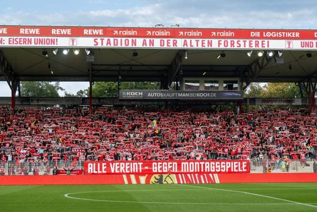 Fußball, Frauen, Saison 2026 2027, Google Pixel Frauen-Bundesliga (3. Spieltag), 1. FC Union Berlin - Eintracht Frankfurt, Fans von Union, Protest gegen Montagsspiele, die Zuschauer schwiegen in den ersten 14 Minuten, pro Bundesligist eine Minute, 07.09.2026, *** Soccer, Women s League, 2026–2027 Season, Google Pixel Women s Bundesliga Matchday 3, 1. FC Union Berlin vs. Eintracht Frankfurt, Union fans protested against Monday games; the crowd remained silent for the first 14 minutes—one minute for each Bundesliga team, September 7, 2026, Copyright: xMatthiasxKochx