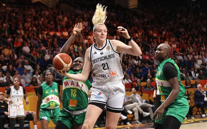 Alima Dembele, Marie Guelich am Ball, Kamite Elisabeth Dabou Zweikampf Spielszene Aktion Basketball FIBA World Cup Weltmeisterschaft Frauen WM Saison 2026 2027 07.09.2026 DBB Deutschland GER vs Mali