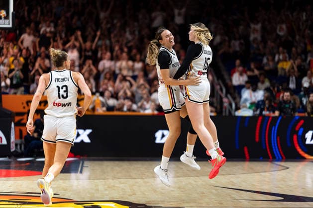 Leonie Fiebich (Deutschland, 13), Emily Bessoir (Deutschland, 22) und Luisa Geiselsoder (Deutschland, 15) jubelt Jubel, Freude, GER, Deutschland vs. Mali, Basketball, FIBA Women s World Cup 2026, Gruppenphase, Spieltag 3, 07.09.2026 GER, Deutschland vs. Mali, Basketball, FIBA Women s World Cup 2026, Gruppenphase, Spieltag 3, 07.09.2026 Berlin Copyright: xEibner-Pressefoto MaxxVincenx EP_MVN