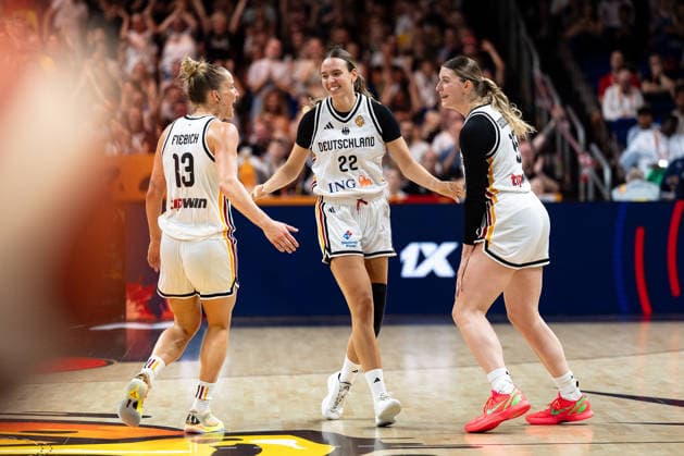Leonie Fiebich (Deutschland, 13), Emily Bessoir (Deutschland, 22) und Luisa Geiselsoder (Deutschland, 15) jubelt Jubel, Freude, GER, Deutschland vs. Mali, Basketball, FIBA Women s World Cup 2026, Gruppenphase, Spieltag 3, 07.09.2026 GER, Deutschland vs. Mali, Basketball, FIBA Women s World Cup 2026, Gruppenphase, Spieltag 3, 07.09.2026 Berlin Copyright: xEibner-Pressefoto MaxxVincenx EP_MVN