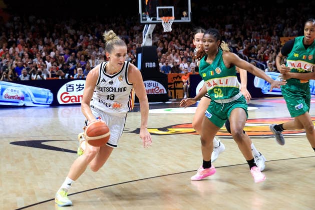 07.09.2026, GER, Basketball, Damen, FIBA Basketball WM, 2026, Germany vs Czechia Leonie Fiebich ( Deutschland 13 ), Rokia Doumbia ( Mali 52 ) Berlin Uber Arena Berlin Deutschland Copyright: xNordphotox xEnglerx