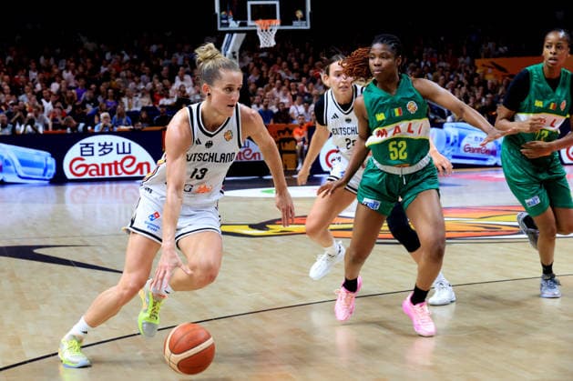 07.09.2026, GER, Basketball, Damen, FIBA Basketball WM, 2026, Germany vs Czechia Leonie Fiebich ( Deutschland 13 ), Rokia Doumbia ( Mali 52 ) Berlin Uber Arena Berlin Deutschland Copyright: xNordphotox xEnglerx