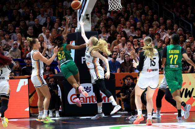07.09.2026, GER, Basketball, Damen, FIBA Basketball WM, 2026, Germany vs Czechia Frieda Buehner ( Deutschland 20 ), Leonie Fiebich ( Deutschland 13 ), Rokia Doumbia ( Mali 52 ) Berlin Uber Arena Berlin Deutschland Copyright: xNordphotox xEnglerx