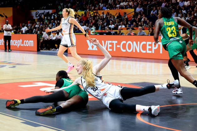 07.09.2026, GER, Basketball, Damen, FIBA Basketball WM, 2026, Germany vs Czechia Frieda Buehner ( Deutschland 20 ), Aminata Sangare ( Mali 2 ) Berlin Uber Arena Berlin Deutschland Copyright: xNordphotox xEnglerx