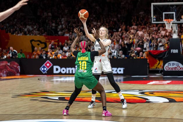 Frieda Buhner (Deutschland, 20) am Ball, Maimouna Haidara (Mali, 10), GER, Deutschland vs. Mali, Basketball, FIBA Women s World Cup 2026, Gruppenphase, Spieltag 3, 07.09.2026 GER, Deutschland vs. Mali, Basketball, FIBA Women s World Cup 2026, Gruppenphase, Spieltag 3, 07.09.2026 Berlin Copyright: xEibner-Pressefoto MaxxVincenx EP_MVN
