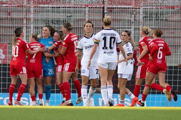 Jubel der Berliner Mannschaft nach dem gehaltenen Elfmeter von Sara Doorsoun-Khajeh 23 (Eintracht Frankfurt Frauen), 1. FC Union Berlin Frauen vs. Eintracht Frankfurt Frauen, Fussball, Google Pixel Frauen-Bundesliga, 3. Spieltag, 2026 2027, 07.09.2026 DFB regulations prohibit any use of photographs as image sequences and or quasi-video Berlin Berlin Deutschland *** Celebrations by the Berlin team after Sara Doorsoun Khajeh saved a penalty kick 23 Eintracht Frankfurt Women, 1. FC Union Berlin Women vs. Eintracht Frankfurt Women, Soccer, Google Pixel Women s Bundesliga, Matchday 3, 2026–2027, September 7, 2026 DFB regulations prohibit any use of photographs as image sequences and or quasi-video Berlin, Berlin, Germany Copyright: xkolbert-press MarkusxVerwimpx