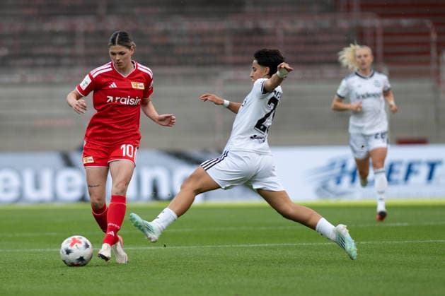 Eileen Michelle Campbell 10 (1. FC Union Berlin Frauen) klärt den Ball vor Sara Doorsoun-Khajeh 23 (Eintracht Frankfurt Frauen), 1. FC Union Berlin Frauen vs. Eintracht Frankfurt Frauen, Fussball, Google Pixel Frauen-Bundesliga, 3. Spieltag, 2026 2027, 07.09.2026 DFB regulations prohibit any use of photographs as image sequences and or quasi-video Berlin Berlin Deutschland *** Eileen Michelle Campbell (10, 1. FC Union Berlin Women) clears the ball away from Sara Doorsoun Khajeh (23, Eintracht Frankfurt Women), 1. FC Union Berlin Women vs. Eintracht Frankfurt Women, Soccer, Google Pixel Women s Bundesliga, Matchday 3, 2026–2027, September 7, 2026. DFB regulations prohibit any use of photographs as image sequences and or quasi-video. Berlin, Berlin, Germany Copyright: xkolbert-press MarkusxVerwimpx