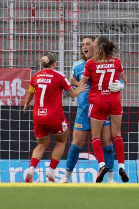 Lisa Heiseler 7 (1. FC Union Berlin Frauen) und Jill Janssens 77 (1. FC Union Berlin Frauen) jubeln mit Nadine Katja Böhi 28 (1. FC Union Berlin Frauen) über den gehaltenen Elfmeter, 1. FC Union Berlin Frauen vs. Eintracht Frankfurt Frauen, Fussball, Google Pixel Frauen-Bundesliga, 3. Spieltag, 2026 2027, 07.09.2026 DFB regulations prohibit any use of photographs as image sequences and or quasi-video Berlin Berlin Deutschland *** Lisa Heiseler (7, 1 FC Union Berlin Women) and Jill Janssens (77, 1 FC Union Berlin Women) celebrate with Nadine Katja Böhi (28, 1 FC Union Berlin Women) after she saved the penalty kick, 1. FC Union Berlin Women vs. Eintracht Frankfurt Women, Soccer, Google Pixel Women’s Bundesliga, Matchday 3, 2026–2027, September 7, 2026. DFB regulations prohibit any use of photographs as image sequences and or quasi-video. Berlin, Berlin, Germany Copyright: xkolbert-press MarkusxVerwimpx