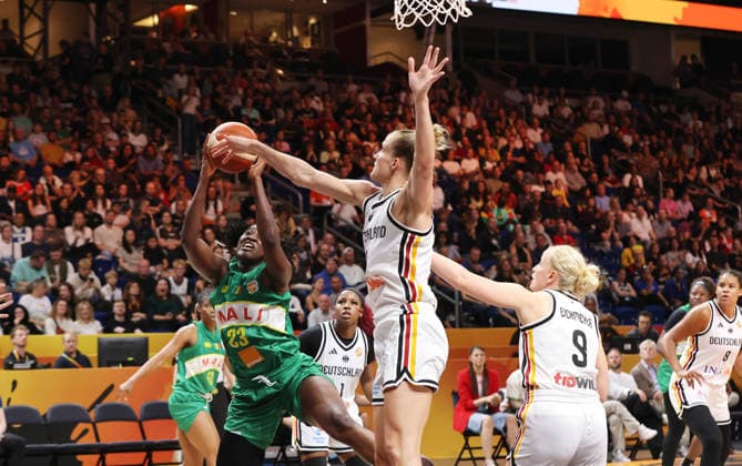 Sika Kone am Ball, Leonie Fiebich, Emma Eichmeyer Zweikampf Spielszene Aktion Basketball FIBA World Cup Weltmeisterschaft Frauen WM Saison 2026 2027 07.09.2026 DBB Deutschland GER vs Mali