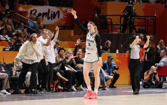 Luisa Geiselsöder jubelt nach Dreier, li. Malte Delow (ALBA) jubelt mit Freude Emotion Jubel Basketball FIBA World Cup Weltmeisterschaft Frauen WM Saison 2026 2027 07.09.2026 DBB Deutschland GER vs Mali