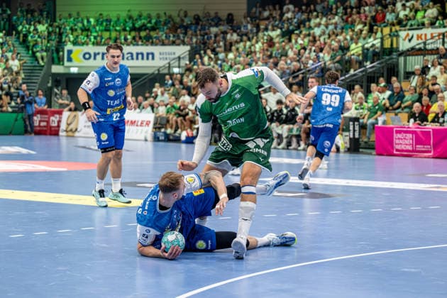 OPEL Handball Bundesliga; HSG Wetzlar - ThSV Eisenach, 07.09.26 Nikolaj Laesoe (HSG Wetzlar, 32), Dominik Solak (ThSV Eisenach, 30), OPEL Handball Bundesliga; HSG Wetzlar - ThSV Eisenach: Wetzlar, 07.09.26 Copyright: xBEAUTIFULxSPORTS Roeczeyx