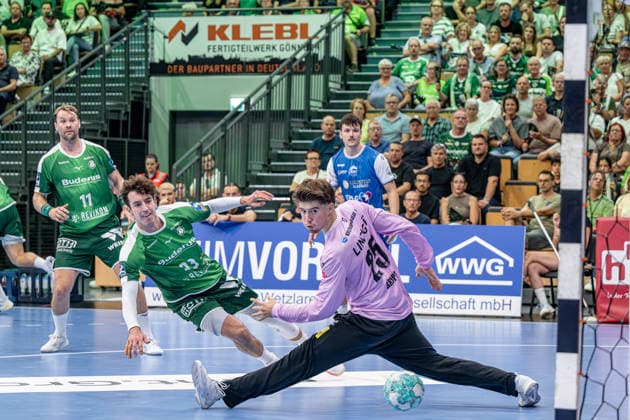 OPEL Handball Bundesliga; HSG Wetzlar - ThSV Eisenach, 07.09.26 Marti Soler (HSG Wetzlar, 23), Torwart Mats Grupe (ThSV Eisenach, 25), Petter Oeverby (HSG Wetzlar, 11) OPEL Handball Bundesliga; HSG Wetzlar - ThSV Eisenach: Wetzlar, 07.09.26 Copyright: xBEAUTIFULxSPORTS Roeczeyx