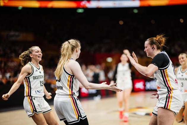 FIBA Women™s Basketball World Cup 2026: Deutschland vs. Mali, 07.09.2026 Deutschland jubelt Frieda Buhner (Deutschland, 20), Lina Sontag (Deutschland, 24), Britta Daub (Deutschland, 19); Basketball, FIBA Women™s Basketball World Cup 2026, Gruppenphase, Gruppe A, 3. Spieltag: Deutschland vs. Mali am 07.09.2026 in der Uber Arena, Berlin Copyright: xBEAUTIFULxSPORTS Tonhäuserx
