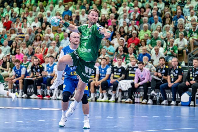 OPEL Handball Bundesliga; HSG Wetzlar - ThSV Eisenach, 07.09.26 Petter Oeverby (HSG Wetzlar, 11), Peter Walz (ThSV Eisenach, 14) OPEL Handball Bundesliga; HSG Wetzlar - ThSV Eisenach: Wetzlar, 07.09.26 Copyright: xBEAUTIFULxSPORTS Roeczeyx