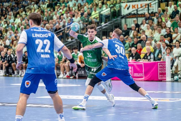 OPEL Handball Bundesliga; HSG Wetzlar - ThSV Eisenach, 07.09.26 Paul Kompenhans (HSG Wetzlar, 34), Dominik Solak (ThSV Eisenach, 30), Felix Aellen (ThSV Eisenach, 22) OPEL Handball Bundesliga; HSG Wetzlar - ThSV Eisenach: Wetzlar, 07.09.26 Copyright: xBEAUTIFULxSPORTS Roeczeyx