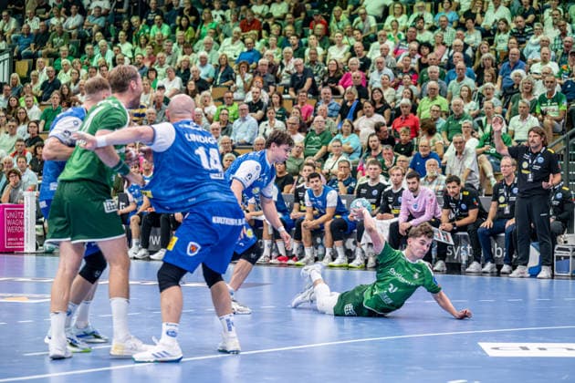 OPEL Handball Bundesliga; HSG Wetzlar - ThSV Eisenach, 07.09.26 Paul Kompenhans (HSG Wetzlar, 34), Petter Oeverby (HSG Wetzlar, 11), Peter Walz (ThSV Eisenach, 14), . OPEL Handball Bundesliga; HSG Wetzlar - ThSV Eisenach: Wetzlar, 07.09.26 Copyright: xBEAUTIFULxSPORTS Roeczeyx