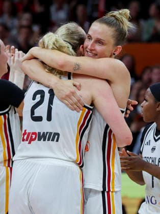 Marie Guelich (Germany) und Leonie Fiebich (Germany) cheer during the FIBA Women s Basketball World Cup Germany 2026 group match between Germany and Mali at Berlin Arena on September 7, 2026 in Berlin, Germany. (Photo by Marco Steinbrenner DeFodi Images) -