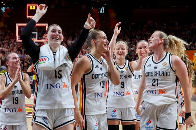 Britta Daub (Germany) Luisa Geiselsoder (Germany) Leonie Fiebich (Germany) Emma Eichmeyer (Germany) und Marie Guelich (Germany) cheer during the FIBA Women s Basketball World Cup Germany 2026 group match between Germany and Mali at Berlin Arena on September 7, 2026 in Berlin, Germany. (Photo by Marco Steinbrenner DeFodi Images) -