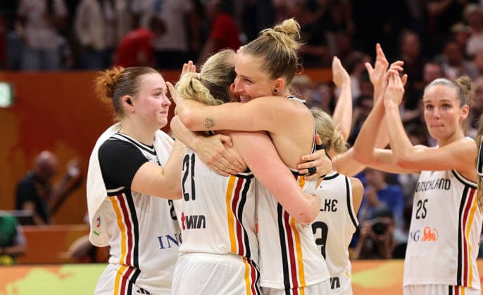 Marie Guelich, Leonie Fiebich, DBB Team jubelt nach Spielende Freude Emotion Basketball FIBA World Cup Weltmeisterschaft Frauen WM Saison 2026 2027 07.09.2026 DBB Deutschland GER vs Mali