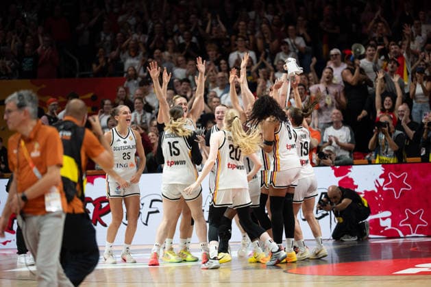 FIBA Women™s Basketball World Cup 2026: Deutschland vs. Mali, 07.09.2026 Deutschland feiert, jubelt. MVP Luisa Geiselsoder (Deutschland, 15), JUBEL; Basketball, FIBA Women™s Basketball World Cup 2026, Gruppenphase, Gruppe A, 3. Spieltag: Deutschland vs. Mali am 07.09.2026 in der Uber Arena, Berlin Copyright: xBEAUTIFULxSPORTS Tonhäuserx