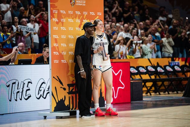 FIBA Women™s Basketball World Cup 2026: Deutschland vs. Mali, 07.09.2026 MVP wird von Dennis Schröder überreicht, Luisa Geiselsoder (Deutschland, 15); Basketball, FIBA Women™s Basketball World Cup 2026, Gruppenphase, Gruppe A, 3. Spieltag: Deutschland vs. Mali am 07.09.2026 in der Uber Arena, Berlin Copyright: xBEAUTIFULxSPORTS Tonhäuserx