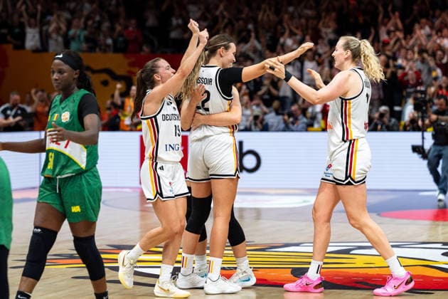 deutsche Mannschaft jubelt Jubel nach Sieg Spielende, Britta Daub (Deutschland, 19), Emily Bessoir (Deutschland, 22), Marie Guelich (Deutschland, 21), GER, Deutschland vs. Mali, Basketball, FIBA Women s World Cup 2026, Gruppenphase, Spieltag 3, 07.09.2026 GER, Deutschland vs. Mali, Basketball, FIBA Women s World Cup 2026, Gruppenphase, Spieltag 3, 07.09.2026 Berlin Copyright: xEibner-Pressefoto MaxxVincenx EP_MVN