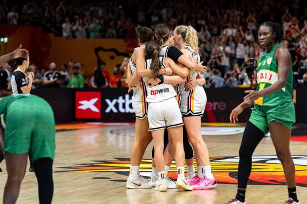 deutsche Mannschaft jubelt Jubel nach Sieg Spielende, Britta Daub (Deutschland, 19), Emily Bessoir (Deutschland, 22), Marie Guelich (Deutschland, 21), GER, Deutschland vs. Mali, Basketball, FIBA Women s World Cup 2026, Gruppenphase, Spieltag 3, 07.09.2026 GER, Deutschland vs. Mali, Basketball, FIBA Women s World Cup 2026, Gruppenphase, Spieltag 3, 07.09.2026 Berlin Copyright: xEibner-Pressefoto MaxxVincenx EP_MVN