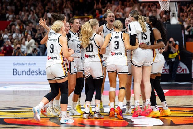 deutsche Mannschaft jubelt Jubel nach Sieg Spielende, Emma Eichmeyer (Deutschland, 09), Emily Bessoir (Deutschland, 22), Frieda Buhner (Deutschland, 20), Alexandra Wilke (Deutschland, 03), Luisa Geiselsoder (Deutschland, 15), Nyara Sabally (Deutschland, 08), GER, Deutschland vs. Mali, Basketball, FIBA Women s World Cup 2026, Gruppenphase, Spieltag 3, 07.09.2026 GER, Deutschland vs. Mali, Basketball, FIBA Women s World Cup 2026, Gruppenphase, Spieltag 3, 07.09.2026 Berlin Copyright: xEibner-Pressefoto MaxxVincenx EP_MVN