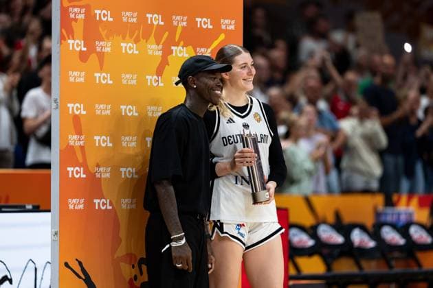 Spielerin des Spiels Luisa Geiselsoder (Deutschland, 15) mit Dennis Schroeder, GER, Deutschland vs. Mali, Basketball, FIBA Women s World Cup 2026, Gruppenphase, Spieltag 3, 07.09.2026 GER, Deutschland vs. Mali, Basketball, FIBA Women s World Cup 2026, Gruppenphase, Spieltag 3, 07.09.2026 Berlin Copyright: xEibner-Pressefoto MaxxVincenx EP_MVN