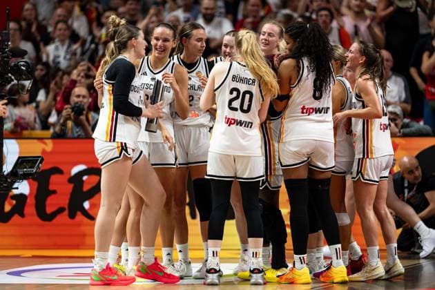 Spielerin des Spiels Luisa Geiselsoder (Deutschland, 15) mit der deutsche Mannschaft jubelt Jubel, GER, Deutschland vs. Mali, Basketball, FIBA Women s World Cup 2026, Gruppenphase, Spieltag 3, 07.09.2026 GER, Deutschland vs. Mali, Basketball, FIBA Women s World Cup 2026, Gruppenphase, Spieltag 3, 07.09.2026 Berlin Copyright: xEibner-Pressefoto MaxxVincenx EP_MVN