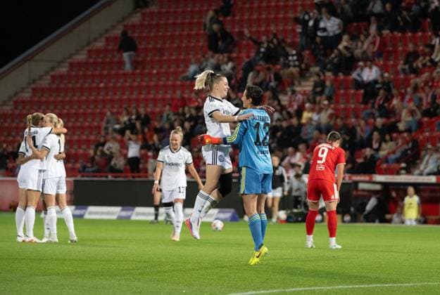 Fußball, Frauen, Saison 2026 2027, Google Pixel Frauen-Bundesliga (3. Spieltag), 1. FC Union Berlin - Eintracht Frankfurt, v. l. Nina Lührßen (Eintracht Frankfurt), Torfrau Lina Altenburg (Eintracht Frankfurt), Jubel nach dem Abpfiff, 07.09.2026, *** Soccer, Women, 2026–2027 Season, Google Pixel Women s Bundesliga Matchday 3, 1. FC Union Berlin vs. Eintracht Frankfurt, from left: Nina Lührßen (Eintracht Frankfurt), goalkeeper Lina Altenburg (Eintracht Frankfurt), celebration after the final whistle, September 7, 2026, Copyright: xMatthiasxKochx