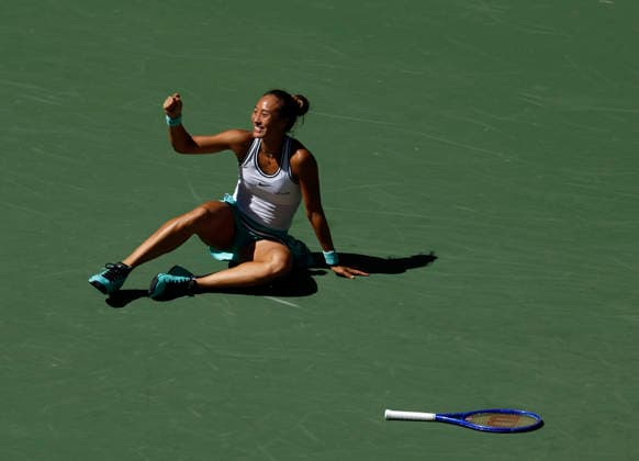 Qinwen Zheng of China celebrates after match point defeating Iga.Swiatek of Poland in straight sets in the 4th round in Arthur Ashe Stadium at the 2026 US Open Tennis Championship at the USTA Billie Jean King National Tennis Center in New York City on Monday, September 7, 2026.  NYP20260907101 JOHNxANGELILLO