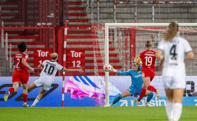 Fußball, Frauen, Saison 2026 2027, Google Pixel Frauen-Bundesliga (3. Spieltag), 1. FC Union Berlin - Eintracht Frankfurt, Laura Freigang (Eintracht Frankfurt) scheitert an Torfrau Nadine Böhi (1. Frauen 1. FC Union), 07.09.2026, *** Soccer, Women s, 2026–2027 Season, Google Pixel Women s Bundesliga Matchday 3, 1. FC Union Berlin vs. Eintracht Frankfurt, Laura Freigang (Eintracht Frankfurt) is denied by goalkeeper Nadine Böhi, 1 Women s 1. FC Union, September 7, 2026, Copyright: xMatthiasxKochx