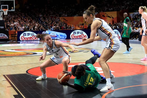 07.09.2026, GER, Basketball, Damen, FIBA Basketball WM, 2026, Germany vs Czechia Britta Daub ( Deutschland 19 ), Emily Bessoir ( Deutschland 22 ), Alima Dembele ( Mali 12 ) Berlin Uber Arena Berlin Deutschland Copyright: xNordphotox xEnglerx