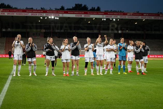 Frankfurter Mannschaft feiert den Sieg mit den Fans, 1. FC Union Berlin Frauen vs. Eintracht Frankfurt Frauen, Fussball, Google Pixel Frauen-Bundesliga, 3. Spieltag, 2026 2027, 07.09.2026 DFB regulations prohibit any use of photographs as image sequences and or quasi-video Berlin Berlin Deutschland *** Frankfurt team celebrates the victory with the fans, 1. FC Union Berlin Women vs. Eintracht Frankfurt Women, soccer, Google Pixel Women s Bundesliga, Matchday 3, 2026–2027, September 7, 2026. DFB regulations prohibit any use of photographs as image sequences and or quasi-video. Berlin, Berlin, Germany Copyright: xkolbert-press MarkusxVerwimpx