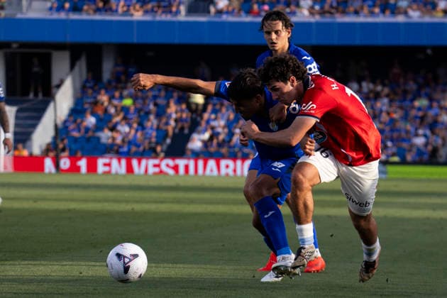 Getafe v Celta de Vigo - La Liga EA Sports Hugo Gonzalez of Celta de Vigo during is defended by Ramon Terrats La Liga EA Sports match between Getafe and Celta de Vigo at Estadio Coliseum on September 07, 2026 in Getafe, Madrid, Spain. Getafe Estadio Coliseum Madrid Spain Copyright: xAlejandroxMatiasxAcostax