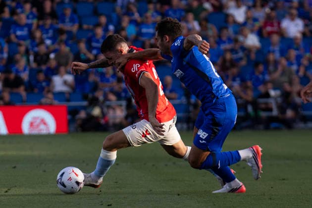 Getafe v Celta de Vigo - La Liga EA Sports Javi Galan of Celta de Vigo is defended by Andres Garcia during La Liga EA Sports match between Getafe and Celta de Vigo at Estadio Coliseum on September 07, 2026 in Getafe, Madrid, Spain. Getafe Estadio Coliseum Madrid Spain Copyright: xAlejandroxMatiasxAcostax