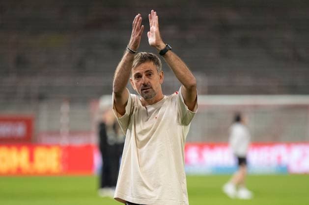 Niko Arnautis (Trainer (Eintracht Frankfurt Frauen) applaudiert den mitgereisten Fans, 1. FC Union Berlin Frauen vs. Eintracht Frankfurt Frauen, Fussball, Google Pixel Frauen-Bundesliga, 3. Spieltag, 2026 2027, 07.09.2026 DFB regulations prohibit any use of photographs as image sequences and or quasi-video Berlin Berlin Deutschland *** Niko Arnautis, coach of Eintracht Frankfurt Women, applauds the traveling fans; 1. FC Union Berlin Women vs. Eintracht Frankfurt Women, soccer, Google Pixel Women s Bundesliga, Matchday 3, 2026–2027, September 7, 2026. DFB regulations prohibit any use of photographs as image sequences and or quasi-video. Berlin, Berlin, Germany Copyright: xkolbert-press MarkusxVerwimpx