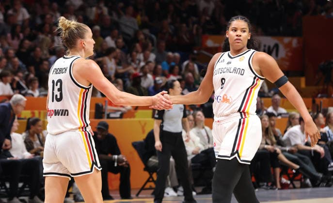 Leonie Fiebich klatscht ab mit Nyara Sabally Aktion Oberkörper Basketball FIBA World Cup Weltmeisterschaft Frauen WM Saison 2026 2027 07.09.2026 DBB Deutschland GER vs Mali